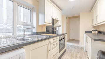 Fridge, oven, stovetop, coffee/tea maker