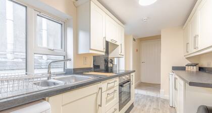 Derry City, Northern Ireland - Violet Suite Apartments (B), 4 Guests (1 Apartment) or 8 Guests (2 Ap