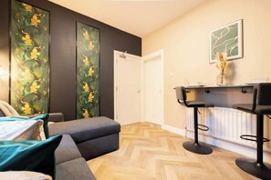 TV - Modern 1BR Apt | Sleeps 4 | Parking | Central (Londonderry)