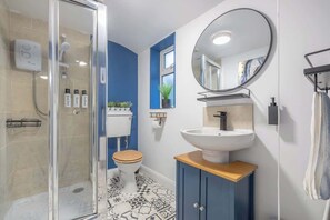 Haartrockner, Handtücher, Shampoo, Toilettenpapier