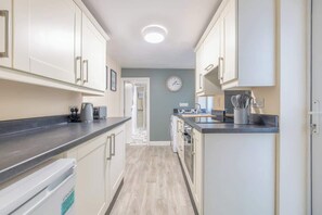 Fridge, microwave, oven, stovetop - Modern 1BR Apt | Sleeps 4 | Parking | Central (Londonderry)