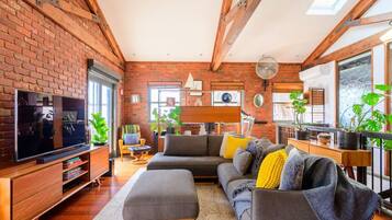 Smart TV, stereo, computer monitors