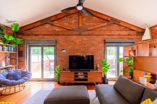 Smart TV, stereo, computer monitors