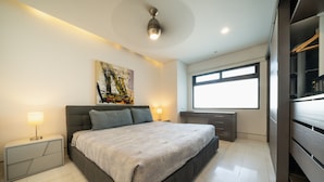 A modern bedroom with a large bed, bedside tables with lamps, a ceiling light, a window, and a built-in wardrobe. - Yucatán - 1 Bedroom in Playa Near 5th At 38th Street (Playa del Carmen)
