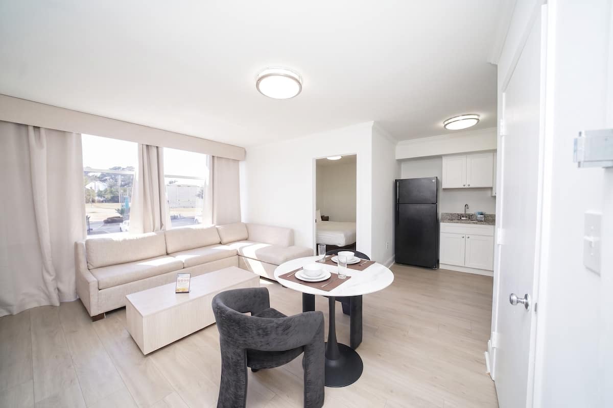 Deluxe Studio Suite (Newly Renovated) | Living area