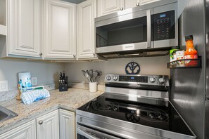 冷蔵庫、電子レンジ、オーブン、コンロ