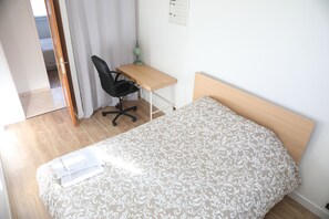 3 habitaciones, tabla de planchar con plancha y cuna de viaje 