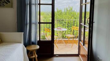 7 dormitorios, tabla de planchar con plancha, cuna de viaje