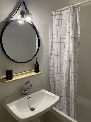 Serviettes fournies, savon, shampoing, papier toilette