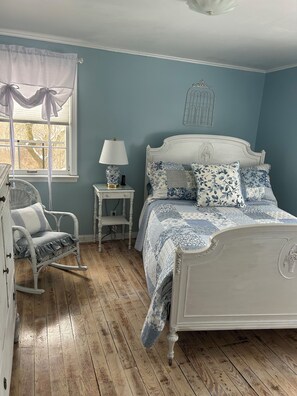 2 bedrooms, desk, iron/ironing board, travel cot