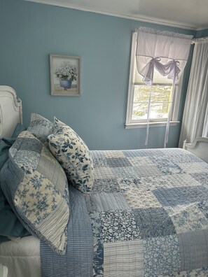 2 chambres, bureau, fer et planche à repasser, lit parapluie