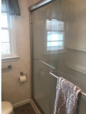 Dusche, Haartrockner, Handtücher, Seife