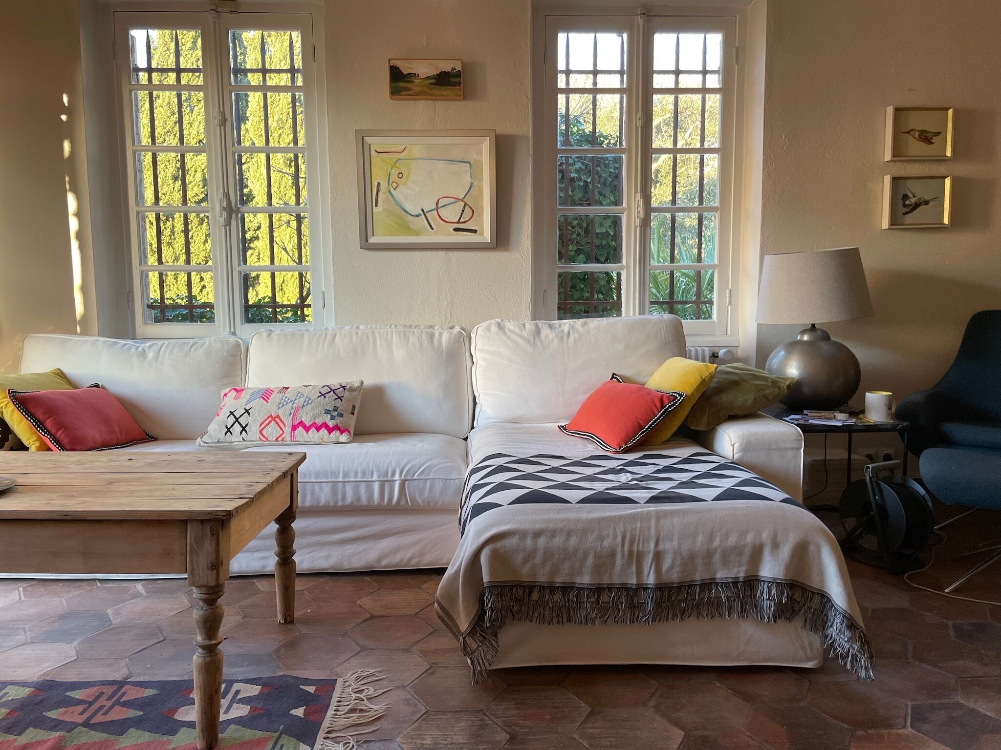 TV connectée, cheminée, livres, chaîne hi-fi