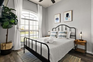 4 bedrooms, iron/ironing board, free WiFi, bed sheets - Luxurious MTZ Homes Modern Style (Killeen)