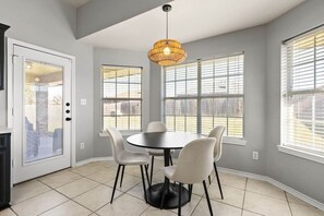 Dining - MTZ Homes/ Spacious 4BR Home Near FT Hood Sleeps 8 (Killeen)