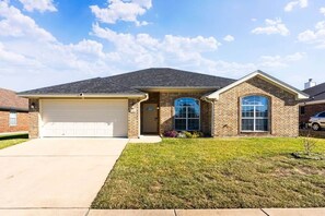 Exterior - MTZ Homes/ Spacious 4BR Home Near FT Hood Sleeps 8 (Killeen)