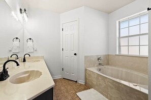 Jetted bath, hair dryer, towels, soap - MTZ Homes/ Spacious 4BR Home Near FT Hood Sleeps 8 (Killeen)