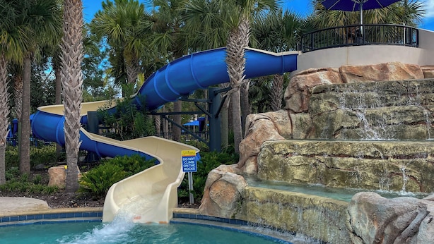 Ein Wasserpark mit Wasserrutschen und Schwimmbecken.