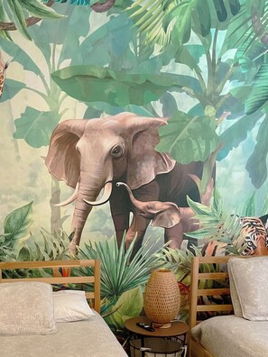 6 slaapkamers, een bureau, een strijkplank/strijkijzer, wifi