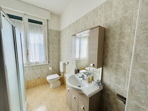 Dusche, Haartrockner, Bidet, Handtücher