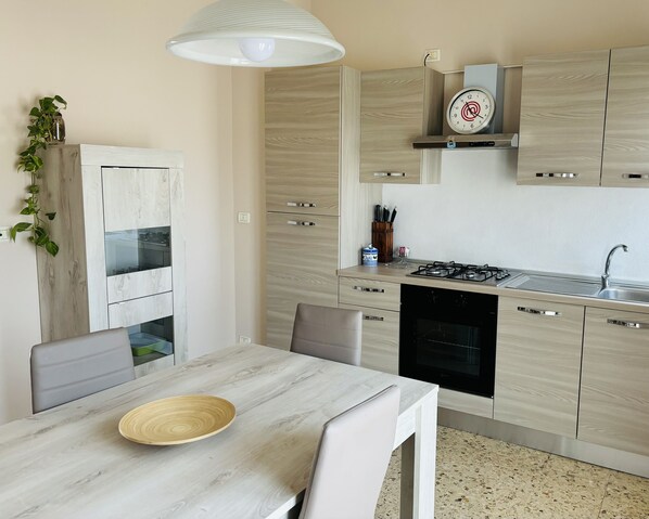 Mikrowelle, Ofen, Herdplatte, Wasserkocher mit Kaffee-/Teezubehör