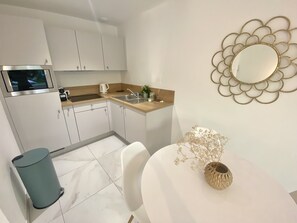 Kühlschrank, Mikrowelle, Herdplatte, Geschirrspüler