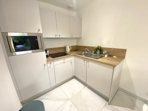 Kühlschrank, Mikrowelle, Herdplatte, Geschirrspüler