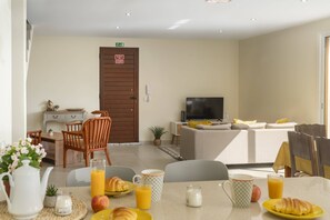 Casa básica | Área de sala de estar | Televisión 