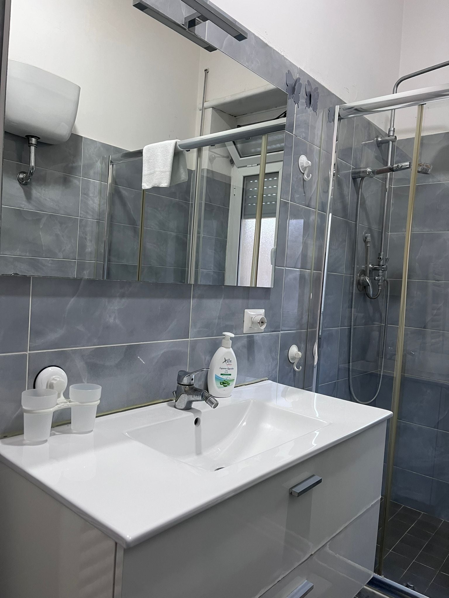 Apartamento tradicional | Baño | Ducha, cabezal de ducha tipo lluvia, secador de pelo y toallas