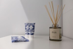 Secador de cabelo, toalhas de banho, sabonete, papel higiênico