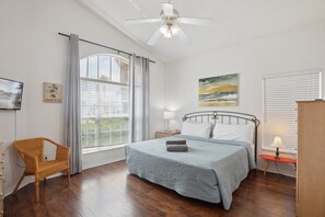 4 bedrooms, iron/ironing board, WiFi, bed sheets - 'Disney Dreams' Spacious 4 Bed home with Private pool & Spa (Clermont)