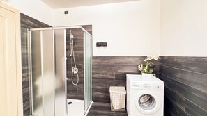 Een douche, een haardroger, een bidet, handdoeken