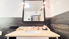 Shower, hair dryer, bidet, towels