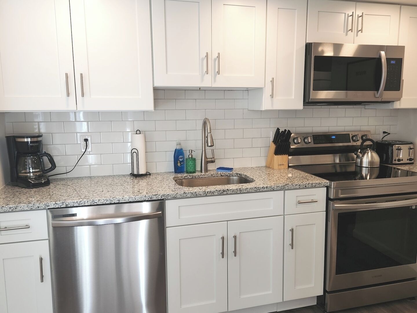 Een koelkast, een microgolfoven, een oven, een kookplaat