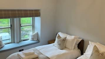 2 bedrooms, desk, iron/ironing board, WiFi