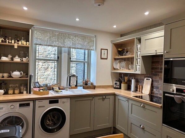 Fridge, microwave, oven, stovetop - Enchanting Renovated Cottage with EV - Witchnest (Bonsall)