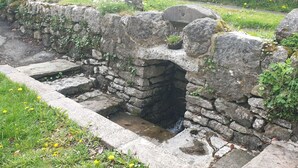 Una costruzione in pietra con una piccola apertura e scale che scendono.