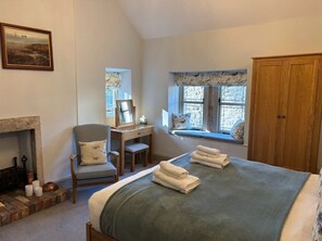 2 bedrooms, desk, iron/ironing board, WiFi - Enchanting Renovated Cottage with EV - Witchnest (Bonsall)