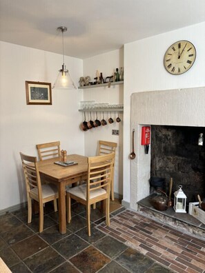 Dining - Enchanting Renovated Cottage with EV - Witchnest (Bonsall)