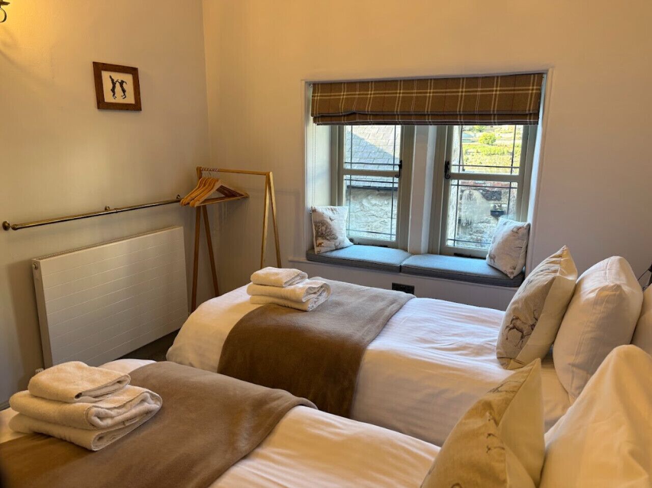 2 bedrooms, desk, iron/ironing board, WiFi