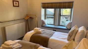 2 bedrooms, desk, iron/ironing board, WiFi