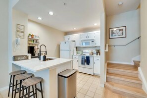Fridge, microwave, oven, stovetop - Haven Beautiful 3 BR TH in Gated Resort Community (Kissimmee)