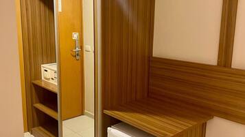 Caja de seguridad en la habitación y escritorio
