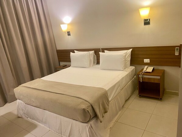 Caja de seguridad en la habitación y escritorio 