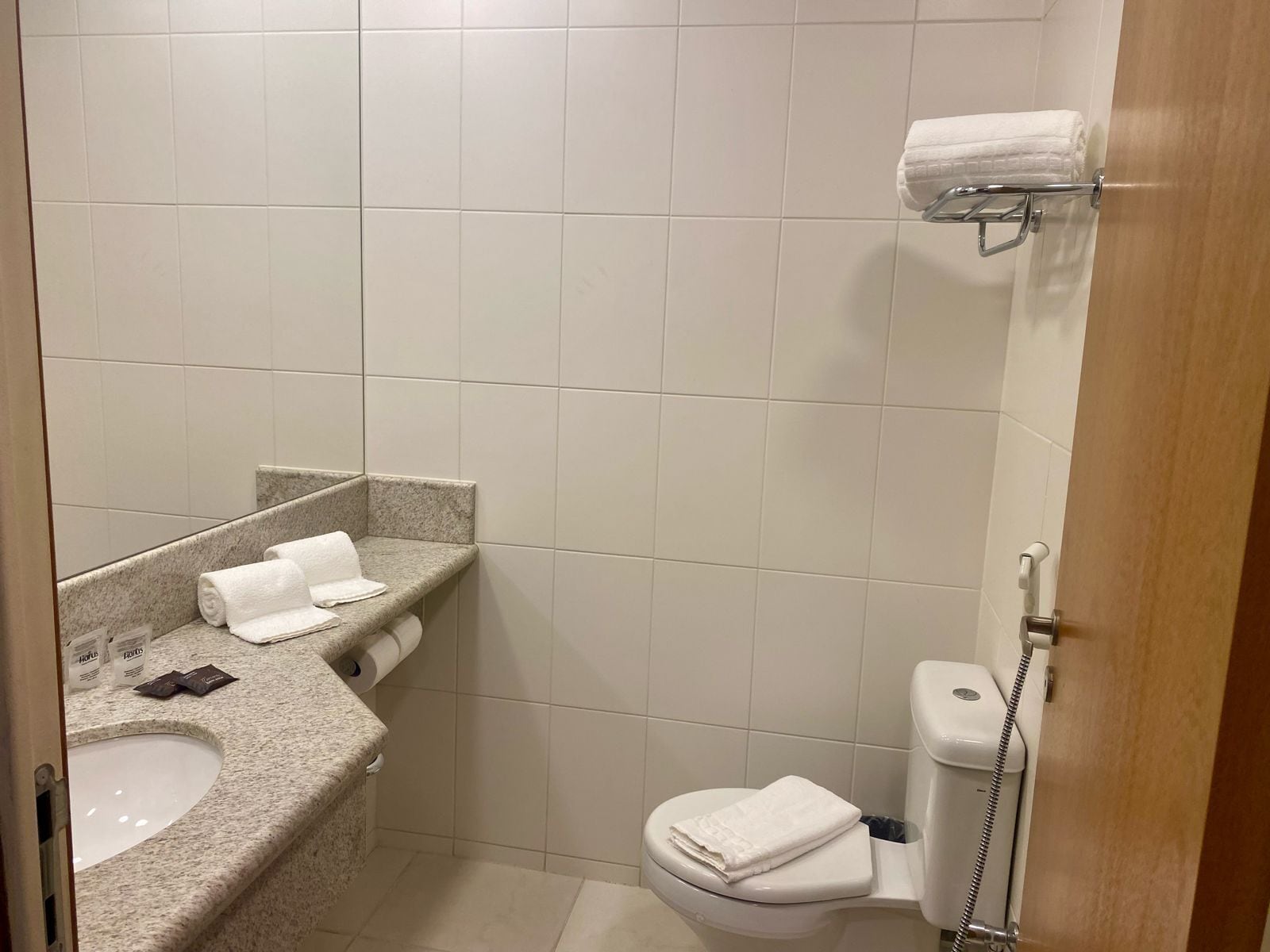 Un baño pequeño con lavamanos, inodoro y ducha.