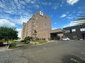 Vista frontal de la propiedad