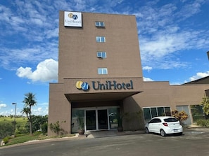 Vista frontal de la propiedad