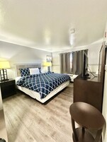 Quarto solteiro econômico | Escrivaninha, Wi-Fi de cortesia