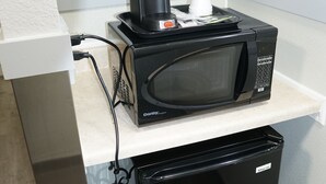 办公桌、免费 WiFi