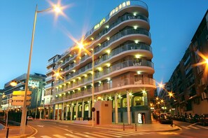 A multi-story hotel with a curved facade, balconies, and a ground-level entrance. - Hotel Rambla Benidorm (Benidorm)